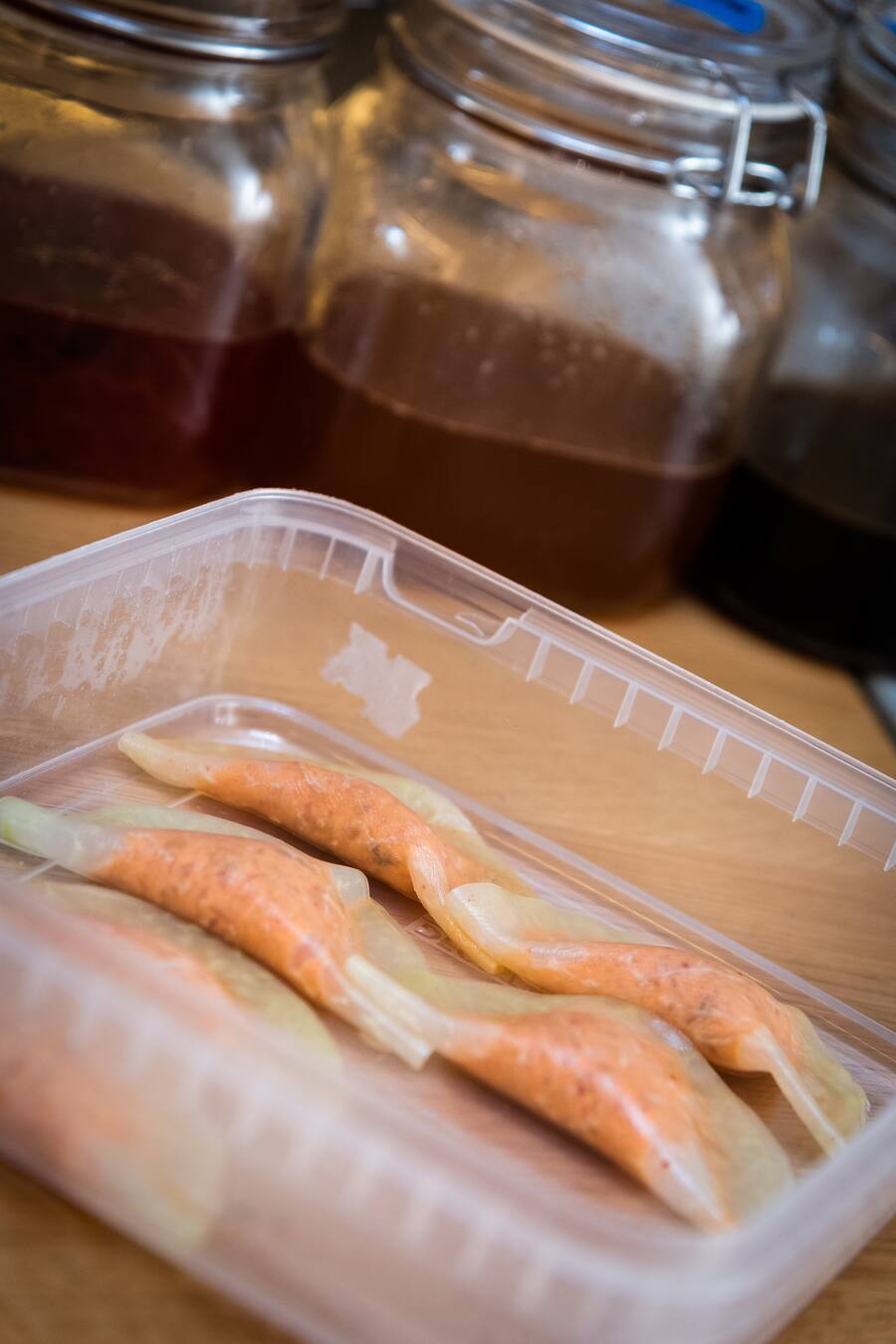 Nenad Mlinarevic kocht in seinem Labor 2019