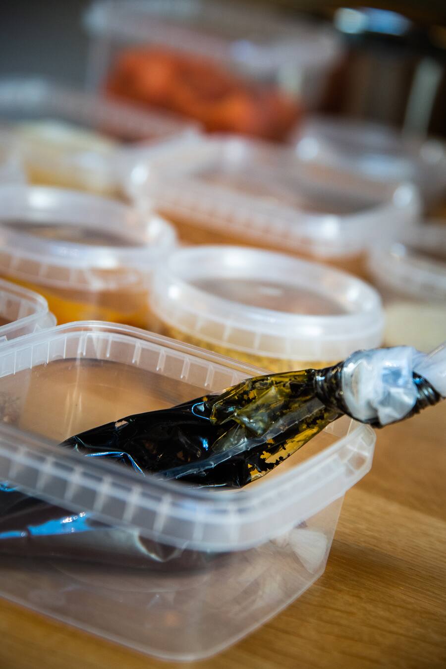 Nenad Mlinarevic kocht in seinem Labor 2019