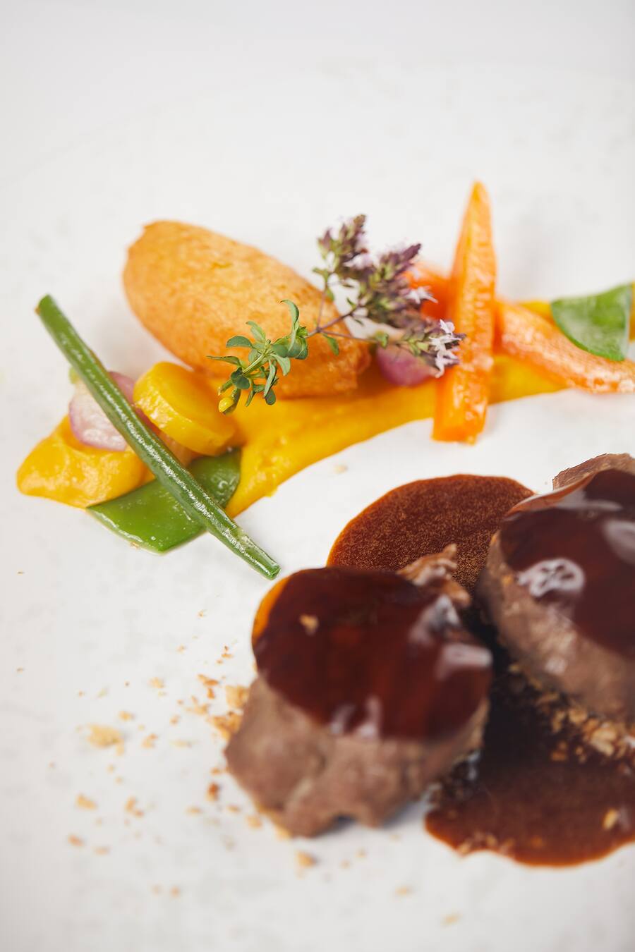 Nepal Lamiun Gelee, Schweinebacken, Karotteningwerpüree. Kochen mit Kaffee von Nespresso. Arno Abächerli, Auberge de la Croix Blanche, Route de Donatyre 22, 1583 Villarepos, 09.09.2019, Foto Lucia Hunziker