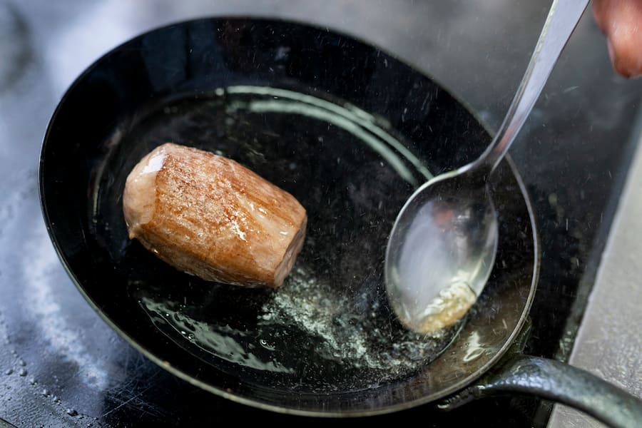 Anbraten eines falschen Filets vom Turopolje Schwein, Restaurant Helvetia, St.Gallen