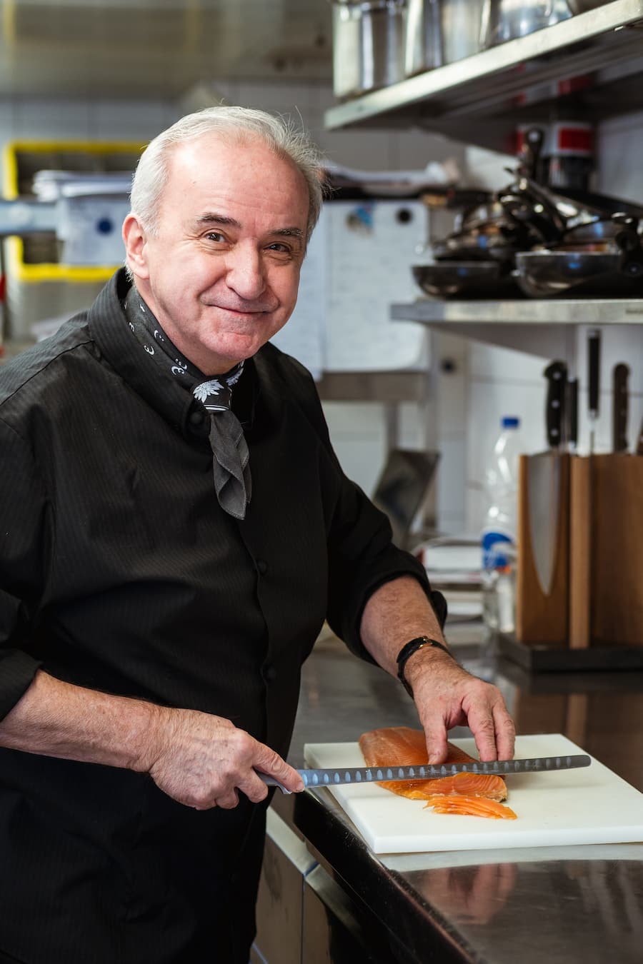 Giorgio Bernard am Lachs schneiden - Noémie Bernard, Küchenchefin - Giorgio, Koch und Vater von Noémi - Anita Bernard, Gastgeberin - Restaurant Sternen - Dorfstrasse 1 in Walchwil - Montag, 18.2.2019 - Copyright Olivia Pulver