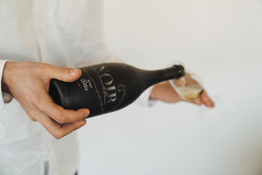 Stefan Heilemann, Chefkoch vom Restaurant Widder im Hotel Widder in Zürich, Koch des Jahres 2021, kocht beim Gewinnerpaar zu Hause. Swiss Wine sponsert den Wein. - win a private chef - 25. April 2021 - Copyright Olivia Pulver