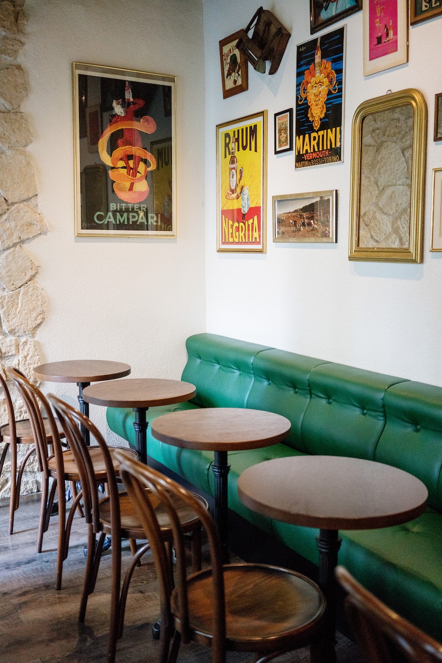 Gemütliche Bistrotische im hinteren Bereich der Old Crow Bar in Zürich