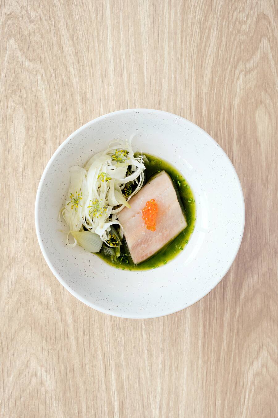 Forellenfilets in Gurkensaft mit Forellenroggen, Fenchel, Fenchelblüten und Fenchelsamen von Olivier Bur im Pop-Up Nur in Zürich