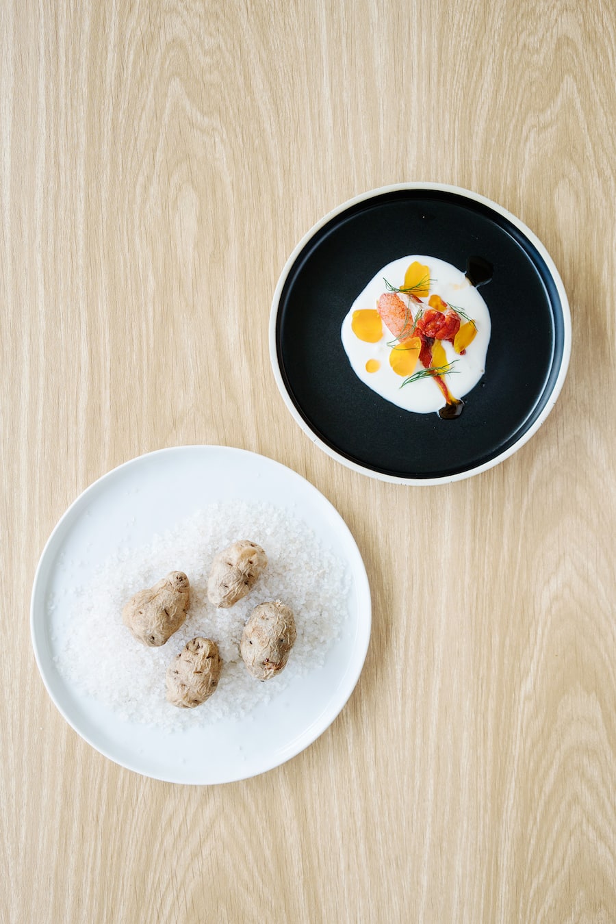 Flusskrebse an fermentiertem Sauerrahm mit gebeizten Eigelb-Scheiben, Dill und Kartoffeln im Pop-Up Nur von Olivier Bur