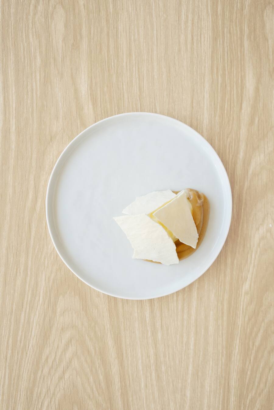 Creme aus gerösteten Äpfeln mit Rohmilch-Glace und salziger Meringue von Olivier Bur im Pop-Up Nur