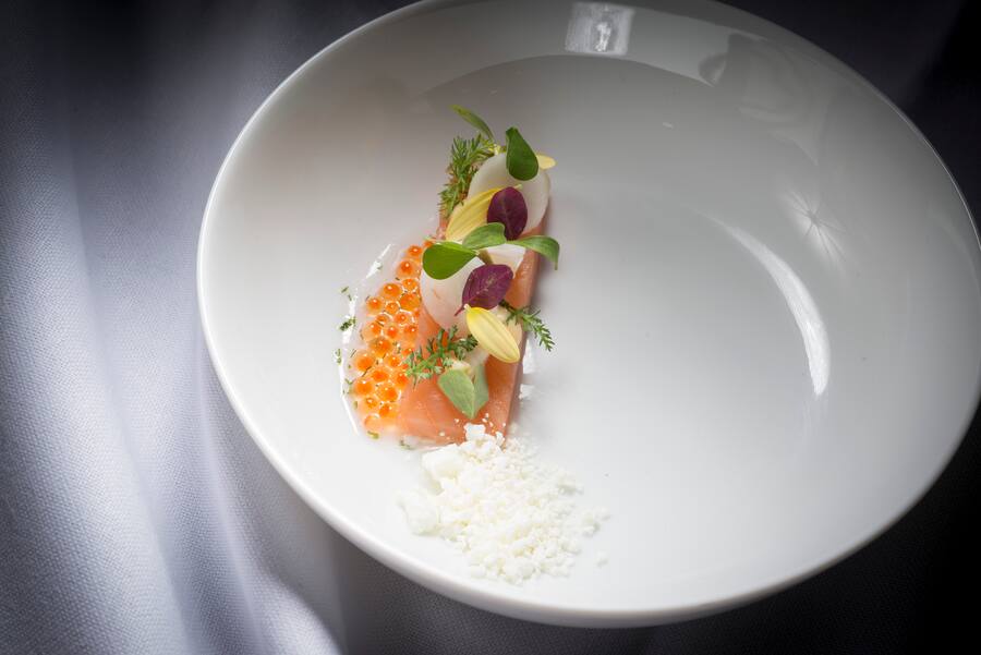 Lausanne.Beau-rivage palace.Soirée gastronomique à 4 mains le chef Andreas Caminada invité chez Anne-Sophie PicsEntrée Caminada "Omble chevalier raifort et topinambour"