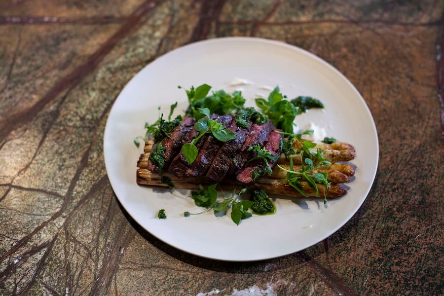 15.06.2021; Bad Ragaz; Mercedes Grand Resort Bad Ragaz; Sven Wassmer richtet den Hauptgang an, Onglet mit Spargeln und Kräutersauce. © Valeriano Di Domenico