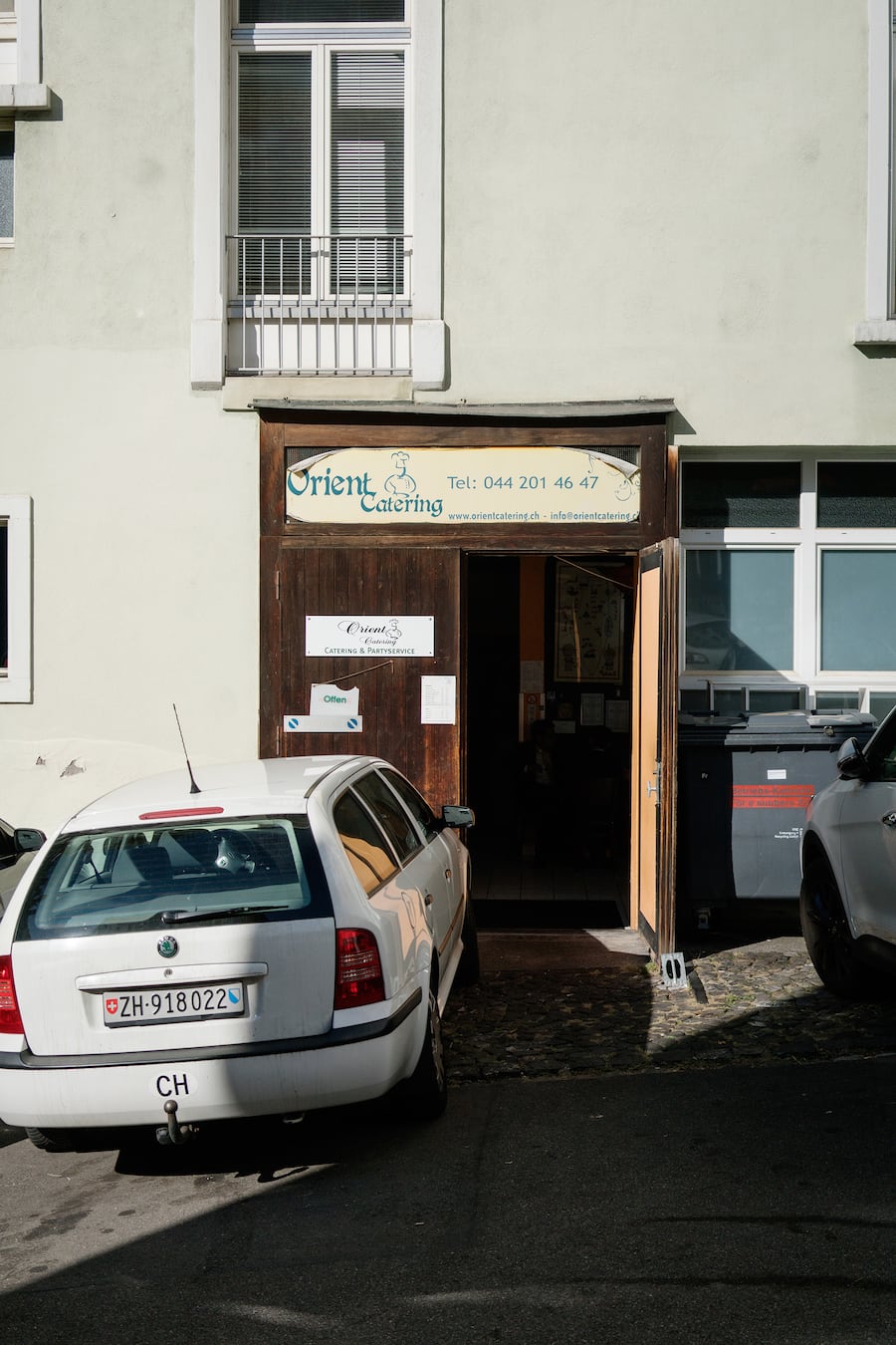 Eingang des Orient Catering in Zürich