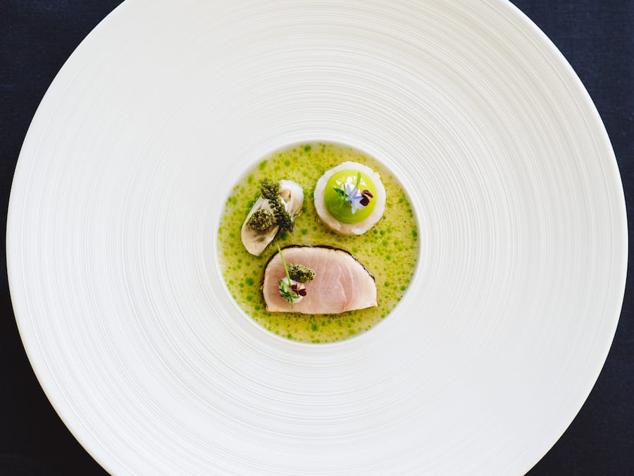 Duo vom Pepper Saiblin, Tatar, Frischkäse Panna Cota, ummantelt mit Kopfsalatgel, Kopfsalatessenz und Kirschen - Chefkoch Rolf Fliegauf, Restaurant Ecco, Giardino Ascona - beim Fisch flämmen - 16.8.2018 - Copyright: Olivia Pulver