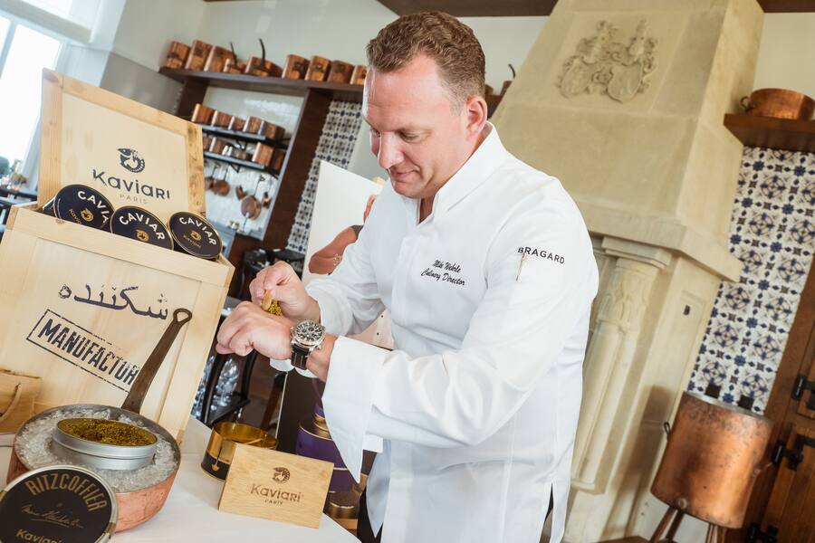 Culinary Director Mike Wehrle - Kaviari Caviar Kristal Bürgenstock Edition - erstmals werden einzelne Kilobüchsen in einer 8-Kilo-Büchse angerichtet - Edition wurde von Küchenchef Bertrand Charles (Restaurant Ritzcoffier) ausgesucht - Gereift und unter steter Kontrolle von Maitre de Caviar Bruno Higos der Firma Kaviari aus Paris - Grand Opening Bürgenstock Resort - Bürgenstock Obbürgen - Freitag, 28.9.2018 - Copyright Olivia Pulver