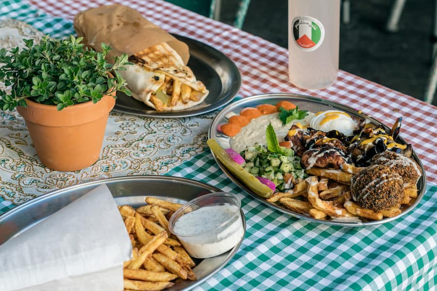 Friedensplatte und Sabich vom Palestine Grill an der Langstrasse in Zürich von Sami Khouri