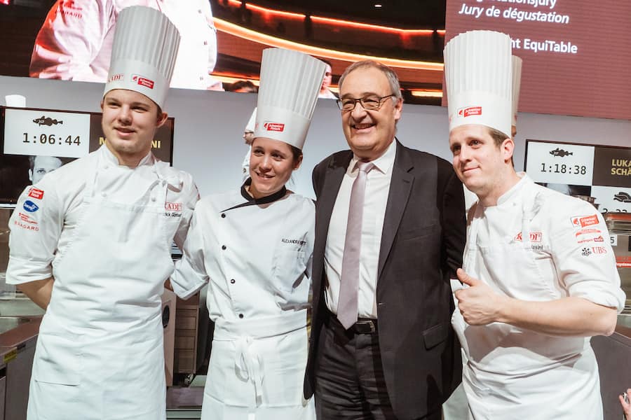 Ale Mordasini (Relais & Château Hotel Krone, Regensberg) und sein Team mit Bundesrat Guy Parmelin - Finale des Goldenen Kochsm 2019 im Kursaal Bern. Die Finalisten Maximilian Müller, Kévin Vasselin, Alexandre Juton, Ale Mordasini, Lukas Schär und Victor Moriez kämpfen um den begehrten Pokal. Montag, 25. Februar 2019. Copyright Olivia Pulver