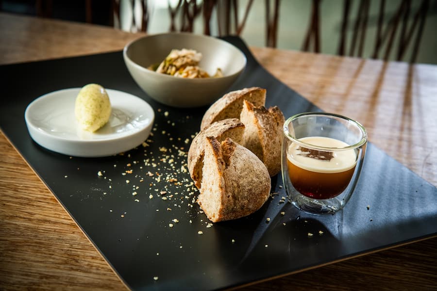 Patrick Mahler 2020: Sauerteigbrot, Röstgemüse-Aufstrich, Belper Knolle, leicht geräucherte butter, Nitro-Kaffe