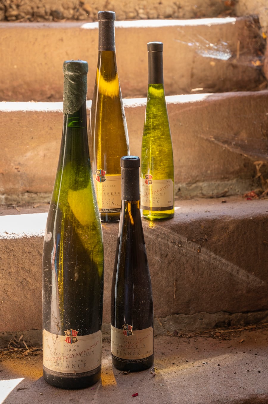 gelagerte Elsässer Weisswein in verschiedenen Formaten und Jahrgängnen die noch im Verkauf sind