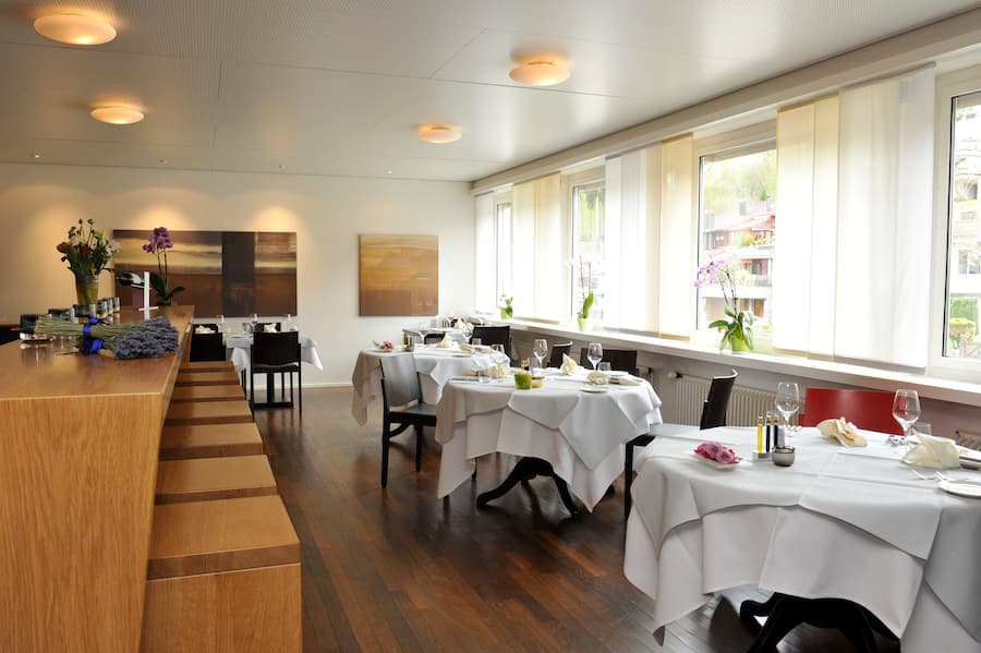 Peter Doswald und Claudia Oulouda vom Restaurant Falken am Chef's Table in Neuheim.