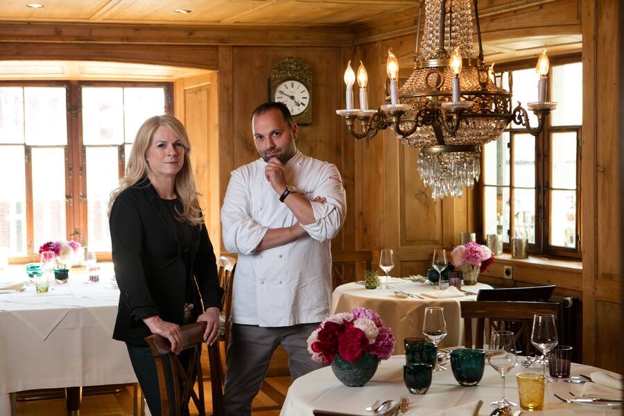 Iris Petermann (L) Gastgeberin und Stefan Jäckel (R) Küchenchef in der Gaststube.