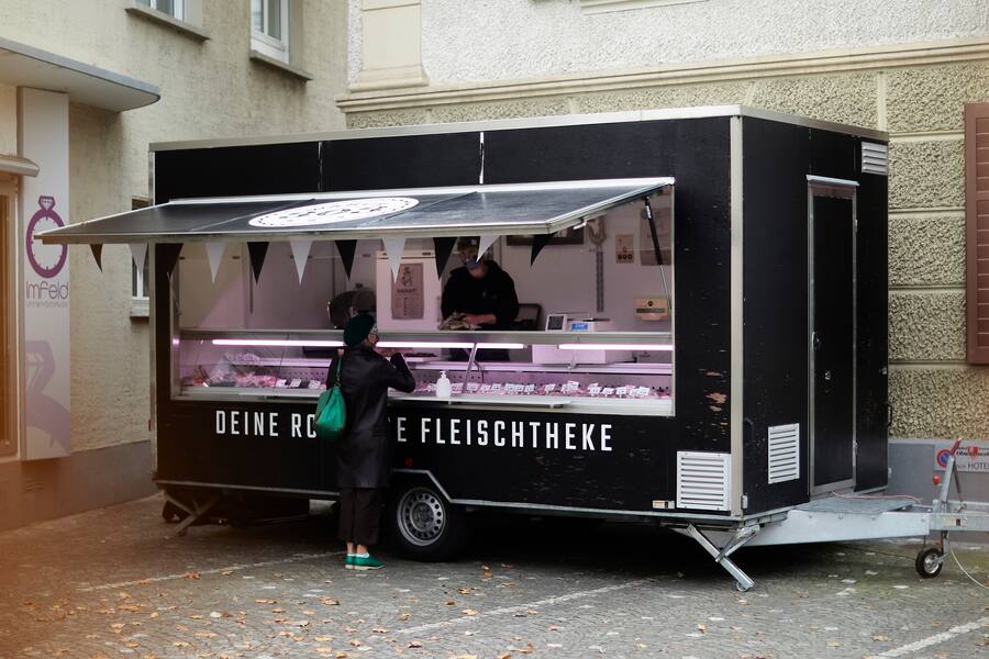 Philipp Infanger, Fleischfachverkäufer, rollende Fleischtheke, Alpnach OW, 03.11.2020, Foto Lucia Hunziker