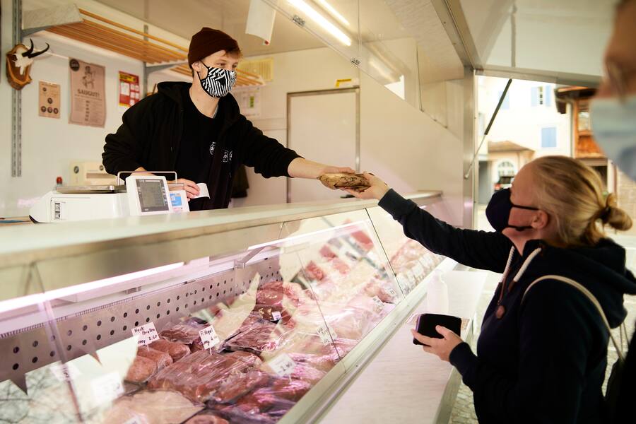 Philipp Infanger, Fleischfachverkäufer, rollende Fleischtheke, Alpnach OW, 03.11.2020, Foto Lucia Hunziker