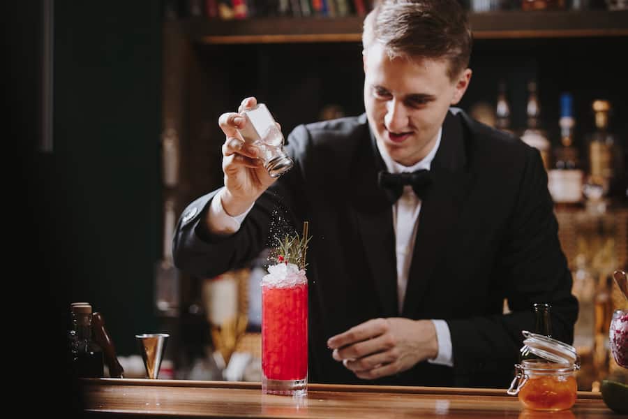 Philipp Kössl, Chef de Bar Igniv Zürich FesttagsdrinksSantaclausmopolitan: Spices Rum, Granatapfelsaft, Rosmarinsirup