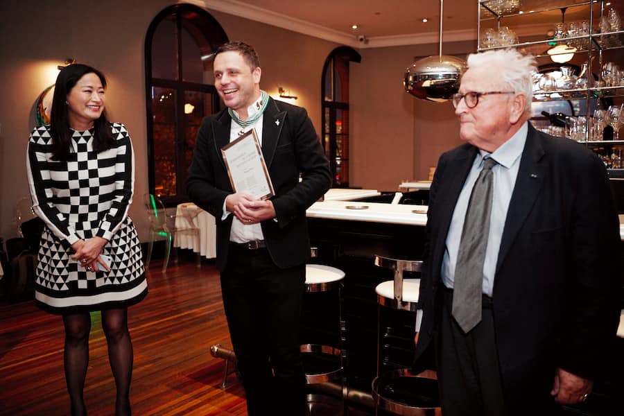 pierre Keller remet l’insigne de Commandeur des Vins Vaudois à Philippe Huser dans son restaurant à Shanghai