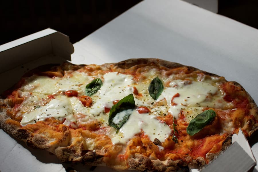 Der Teig sorgt für den besonderen Knusper-Effekt. Geschmacklich nicht zu toppen!, Pinsa Romana Romolo, 24. März 2021, The Kitchen Focacceria