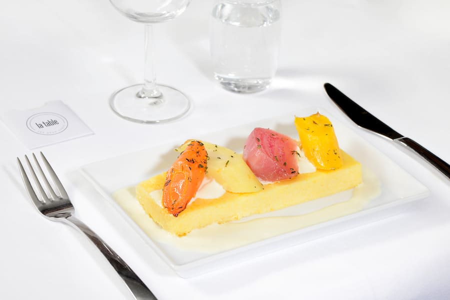 Polenta moelleuse, méli-mélo de légumes et de racines rôtis (carotte jaune, orange, panais, chioggia) © Photo Aline Périer