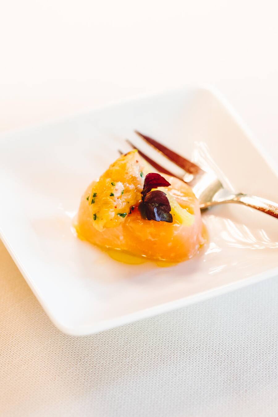 Truite saumonée neuchâteloise mi-cuite à l'absinthe du Jura - Preisverleihung Kulinarische Meriten Schweiz 2020 - Hotel Bellevue Bern - Montag, 15.6.2020 - Copyright Olivia Pulver