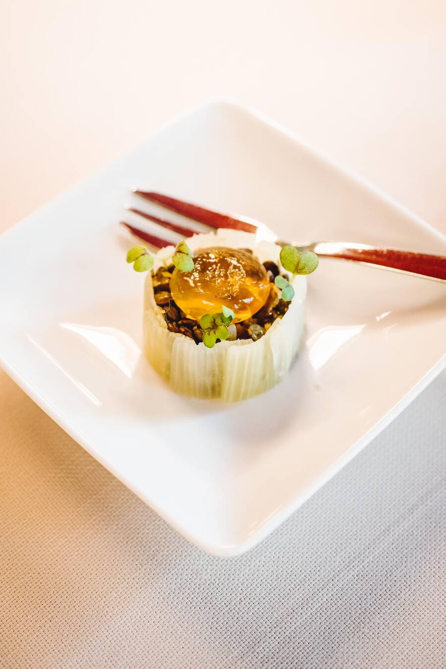 Cardons épineux aux verjus et aus lentilles de Sauverny - Preisverleihung Kulinarische Meriten Schweiz 2020 - Hotel Bellevue Bern - Montag, 15.6.2020 - Copyright Olivia Pulver