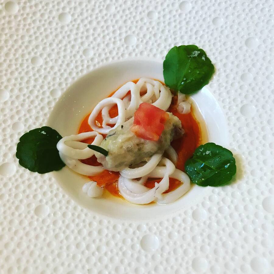 Première entrée, le concassé de daurade et son confit de tomates précieuses