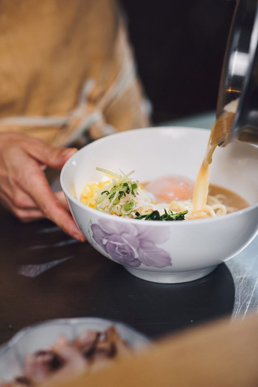 Steinhalle Bern, Markus Arnold, Sous-Chef Manuel Zaugg, Easy Lunch, Steinhalle, Hokkaido Ramen: Hausgemachte Nudeln/ Onsen Ei/ Mais/ Aka Miso/ Ingwer/ Sojasprossen /WAUWILER BIERSCHWEIN,Foto: Digitale Massarbeit, Tanja und Simon Kurt