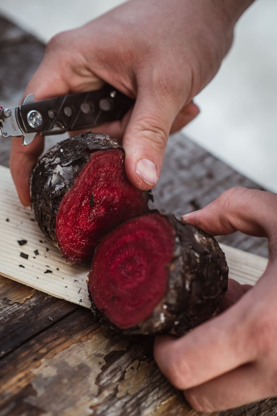 Rande aus dem Feuerring - Der Hexer kocht wieder auf dem Feuerring, eine Grillschale aus Metall. Im Innern lodert das Feuer, auf dem Ring bereitet er seine Speisen zu, mit allem, was die Natur hergibt. - Stefan Wiesner(Chefkoch, Naturkoch), Rössli Escholzmatt - Freitag, 8.2.2019 - Copyright Olivia Pulver