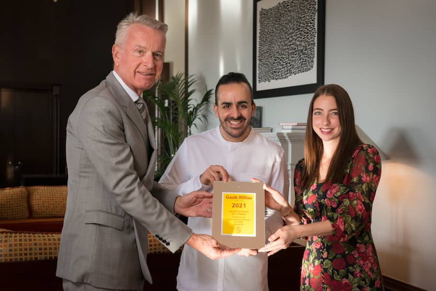 Remise du prix Gaultmillau.ici Carla Celi(GM)remet le prix de la découverte de l'année à Franck Pelux,chef de la Table au Palace à gauche le directeur du lausanne Palace Ivan Rivier