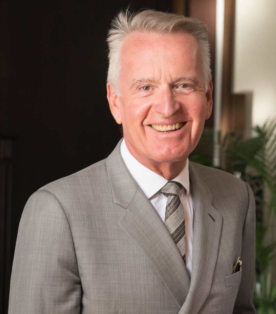 Remise du prix Gaultmillau.ici remise du prix de la découverte de l'année à Franck Pelux,chef de la Table au Palace à gauche le directeur du lausanne Palace Ivan Rivier