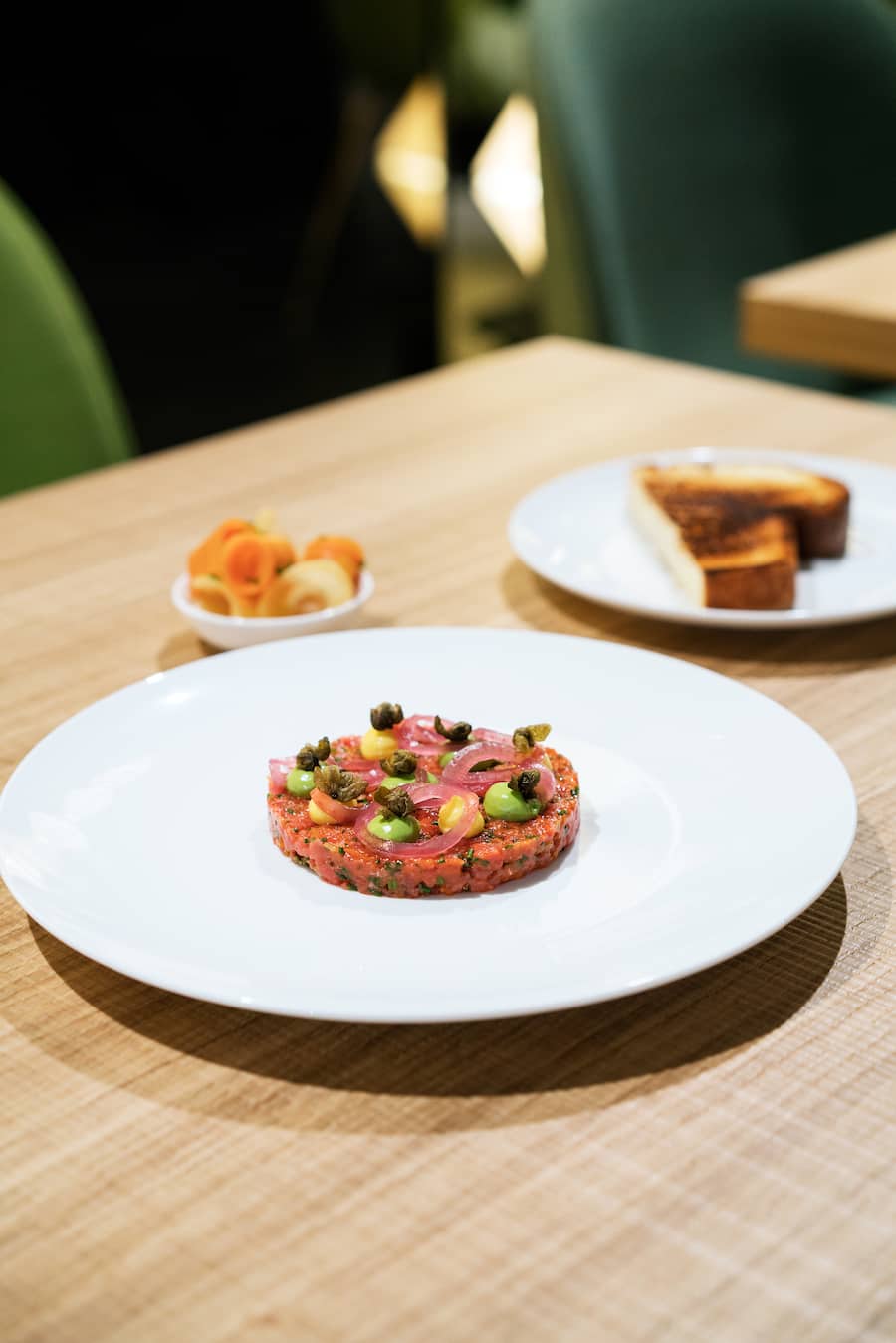 Klassisches Rindstatar à la Nenad Mlinarevic mit Eigelb- und Schnittlauchemulsion im Restaurant tatar im Globus am Bellevue in Zürich von Nenad Mlinarevic