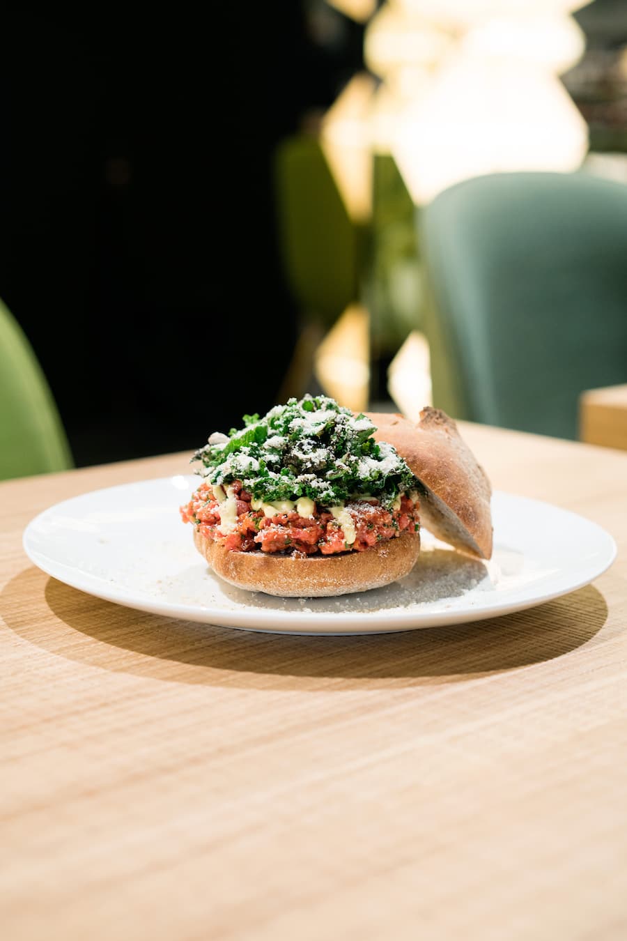 Rindstatar «Burger» im Restaurant tatar im Globus am Bellevue in Zürich von Nenad Mlinarevic