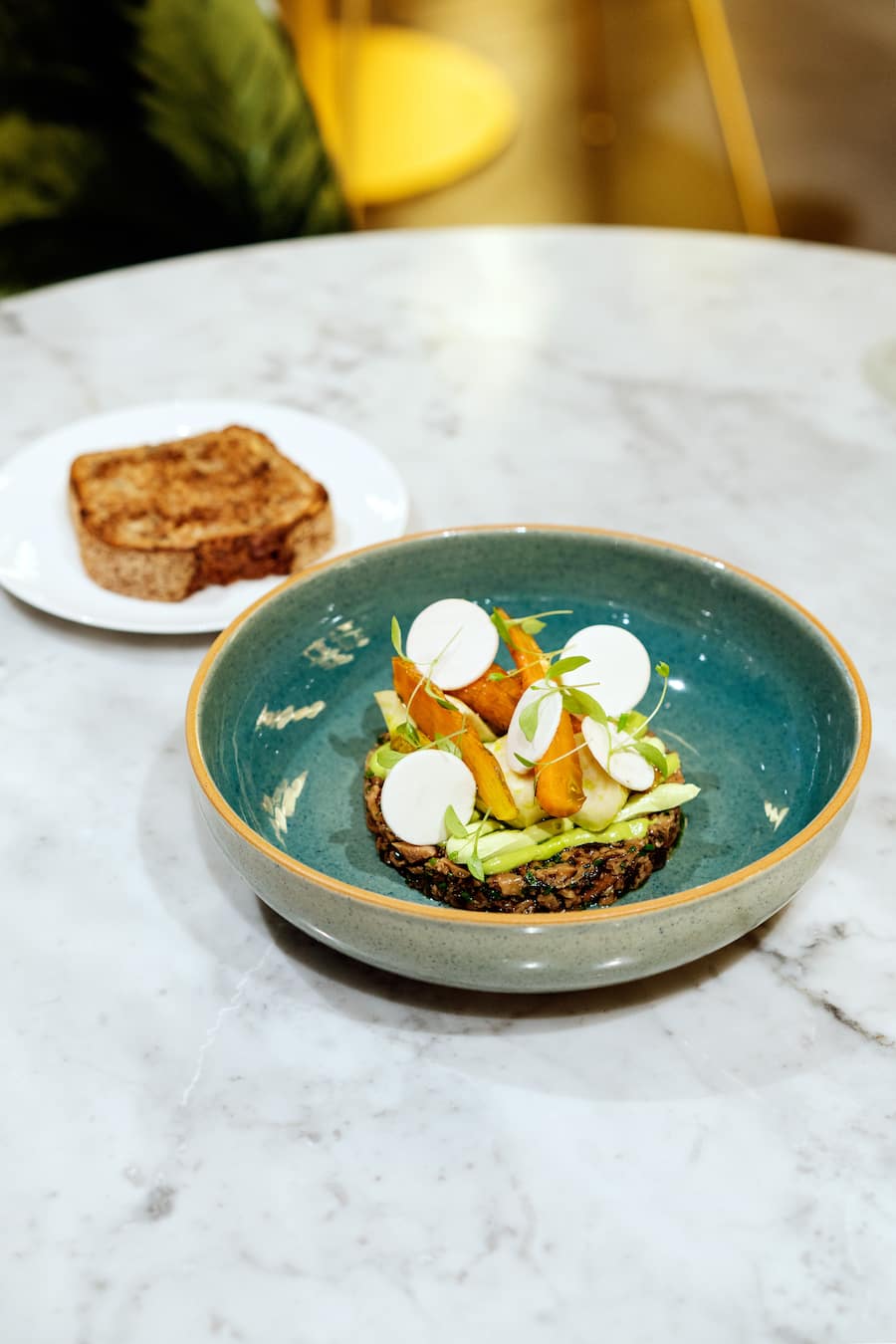 Vegetarisches Tatar mit Shiitake im Restaurant tatar im Globus am Bellevue in Zürich von Nenad Mlinarevic