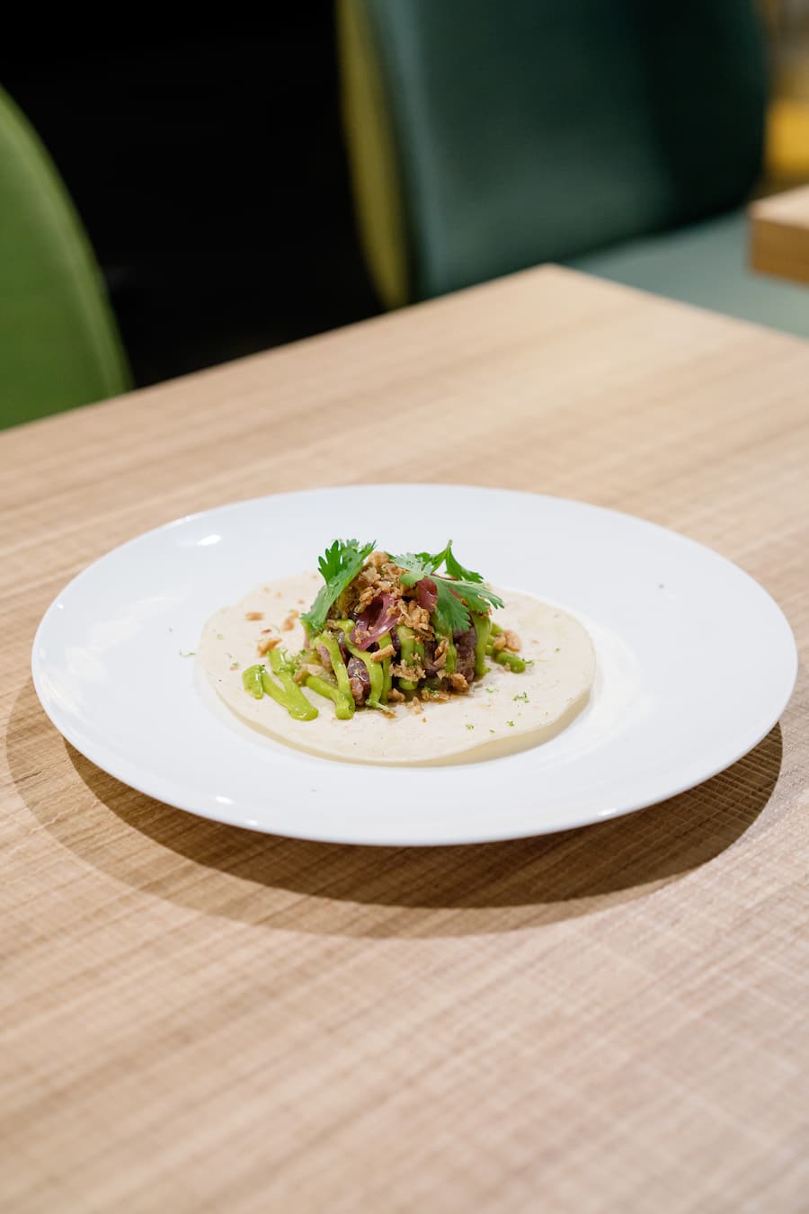 Tatar serviert wie ein Taco: mit Gelbflossen-Thunfisch im Restaurant tatar im Globus am Bellevue in Zürich von Nenad Mlinarevic
