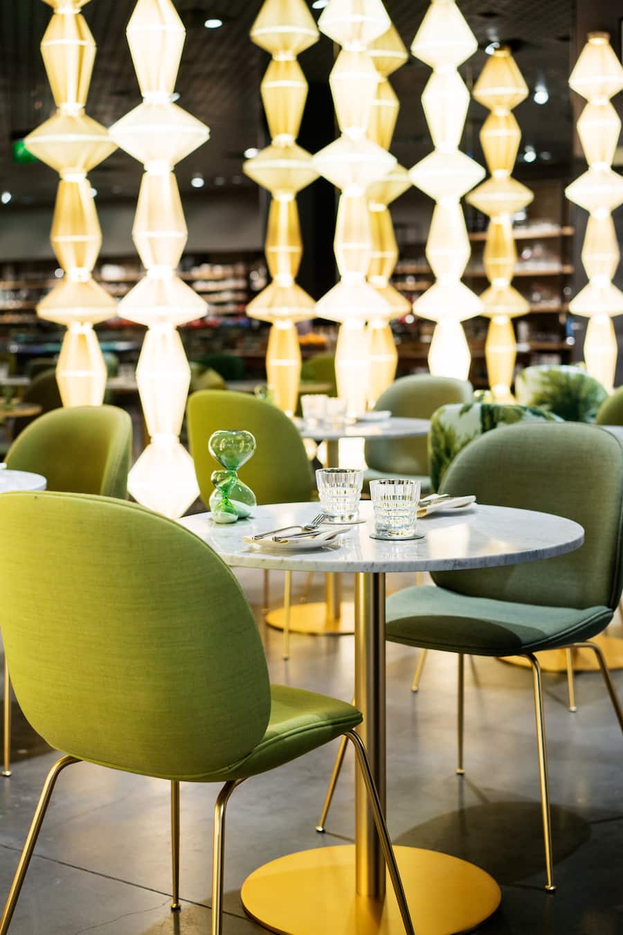 Restaurant Tatar im Obergeschoss des Globus am Bellevue in Zürich von Nenad Mlinarevic