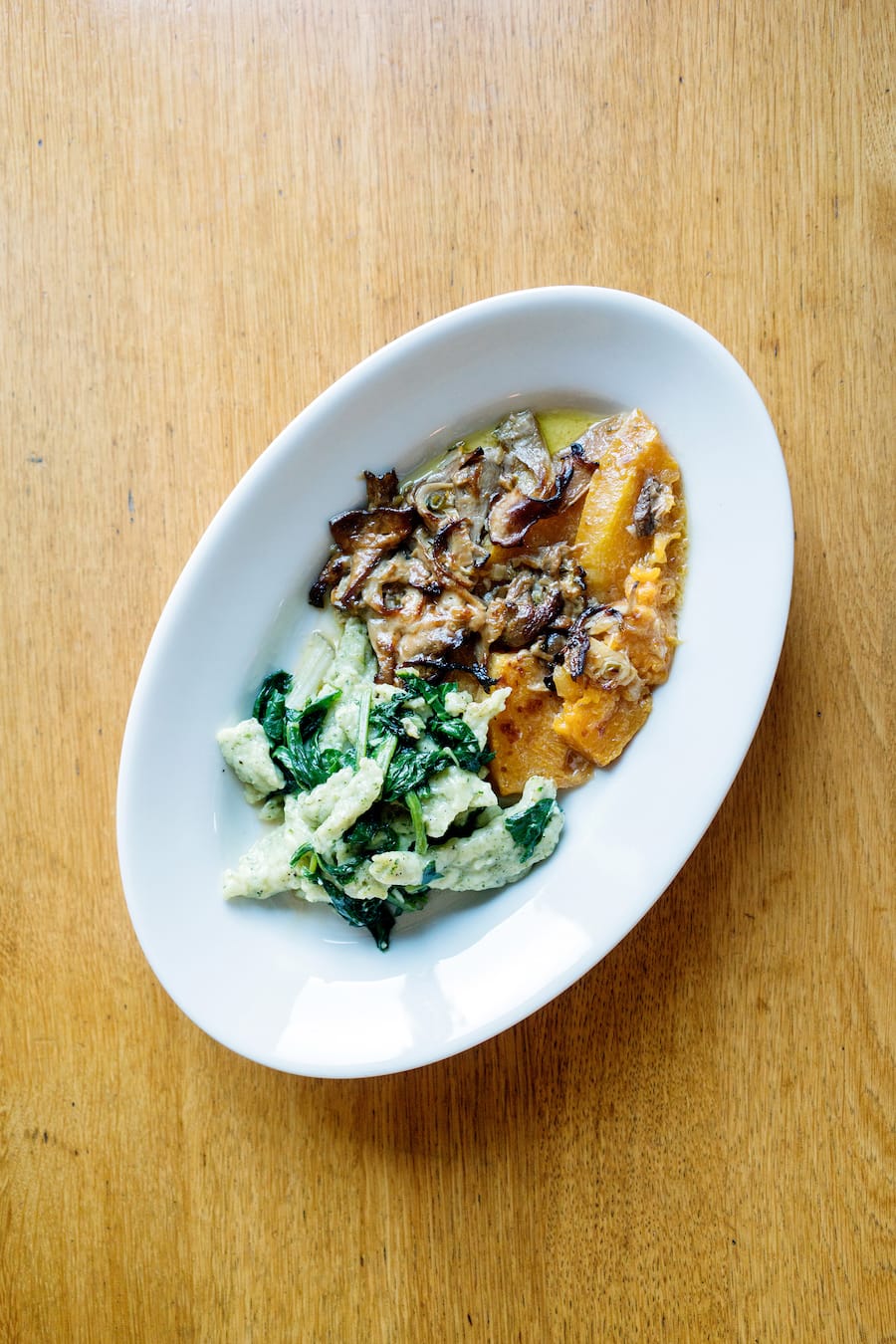 Kürbisgratin mit gebratenen Pilzen und Krautstiel-Pizokel im Restaurant Vereinigung in Zürich Wiedikon