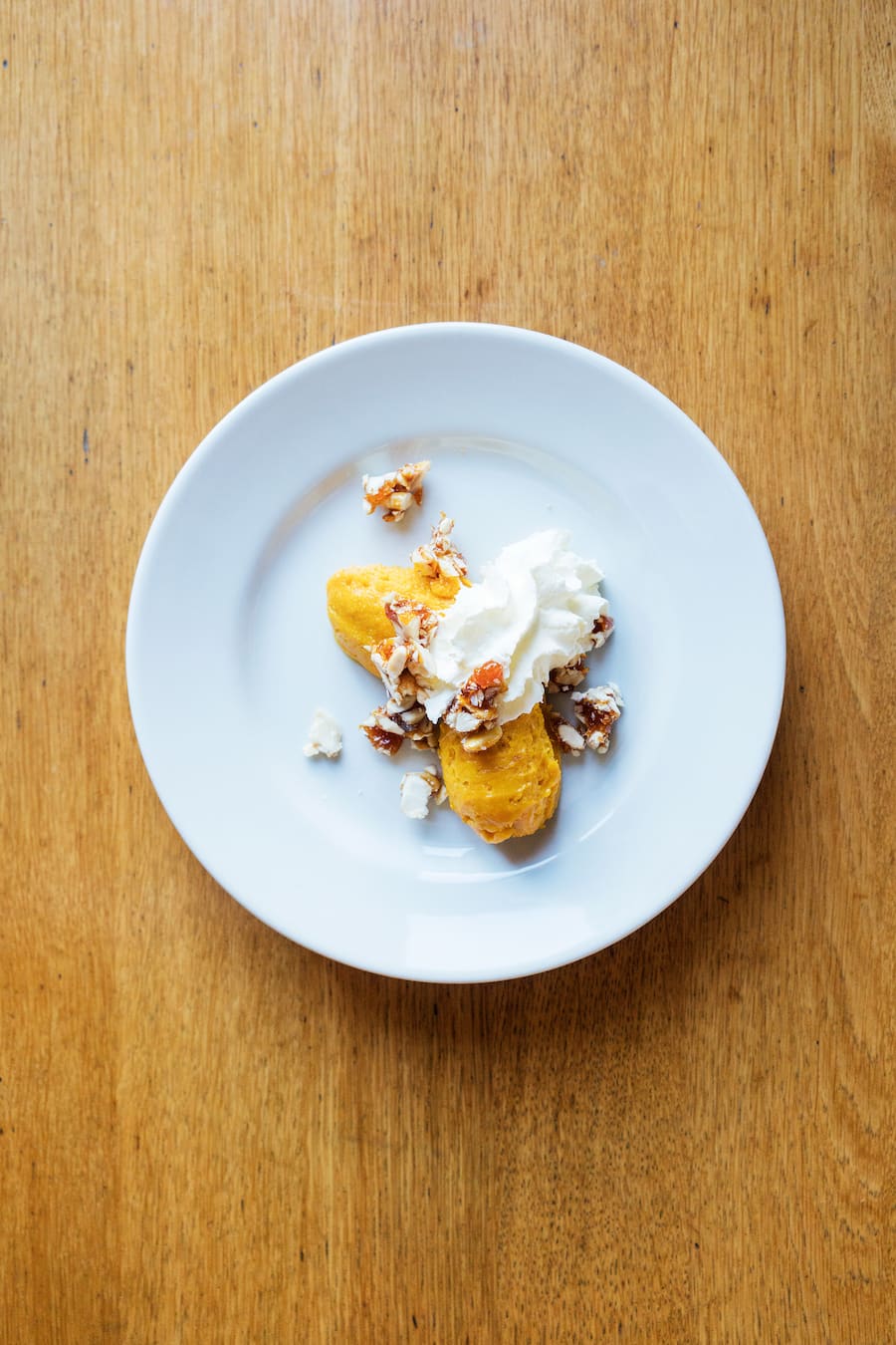 Kürbis-Caramel-Mousse mit Mandel-Krokant und Schlagrahm in der Vereinigung in Zürich Wiedikon