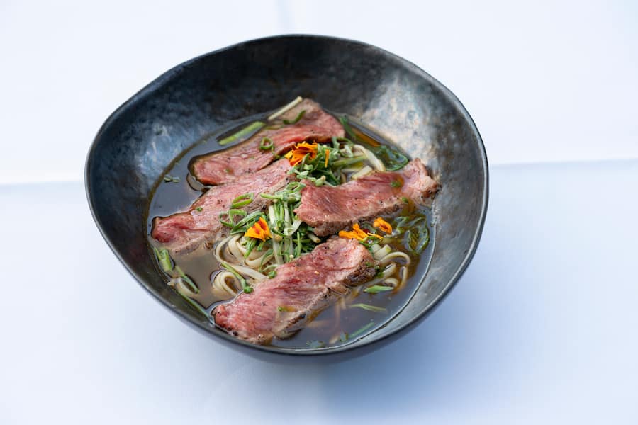 Restaurant Frohsinn Wagyu Beef, Thai Bowl mit Wagyu Entrecote Enoki, Chilli und Wasserspinat