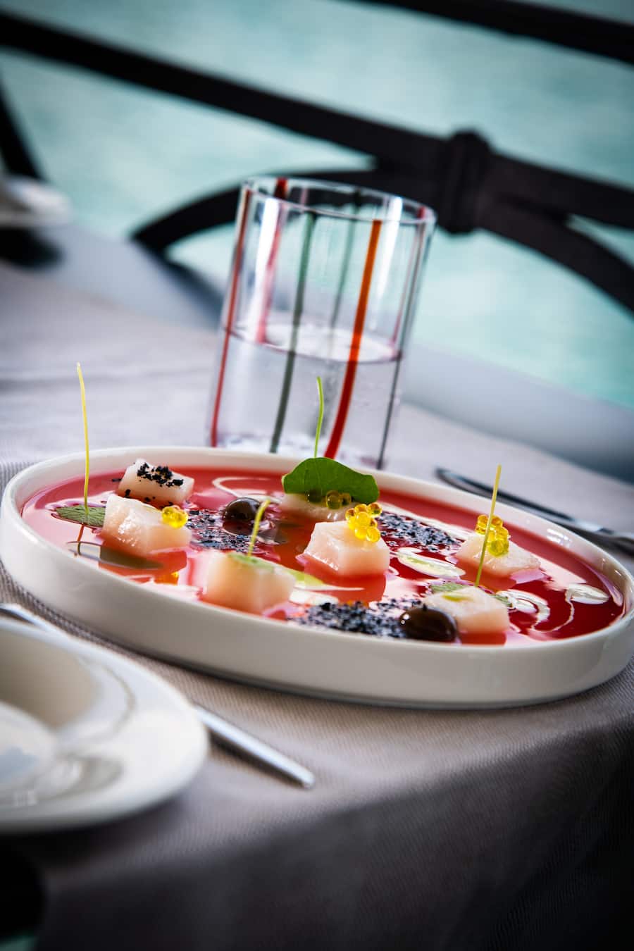 Restaurant Lac 2020: Ricciola leggeremente marinata, anguiria liquida, pinolo e olive taggiasche