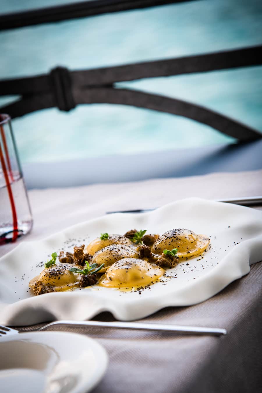 Restaurant Lac 2020: Raviolo ripieno con pancia di vitello, spugnole et te nero affumicato