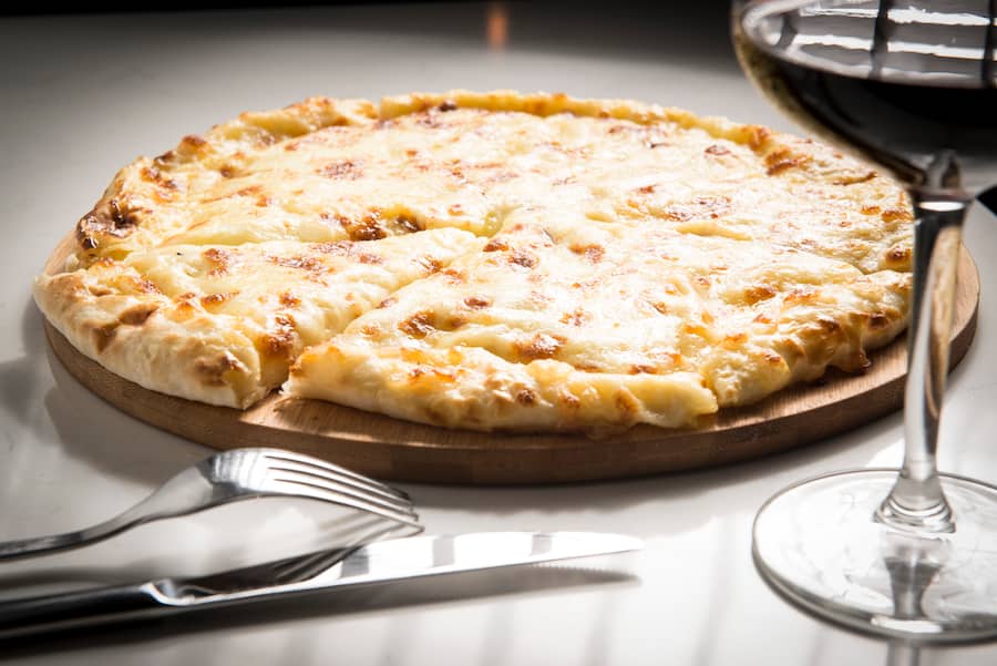 khachapuri, pain géorgien recouvert de fromage et d’un jaune d’œuf