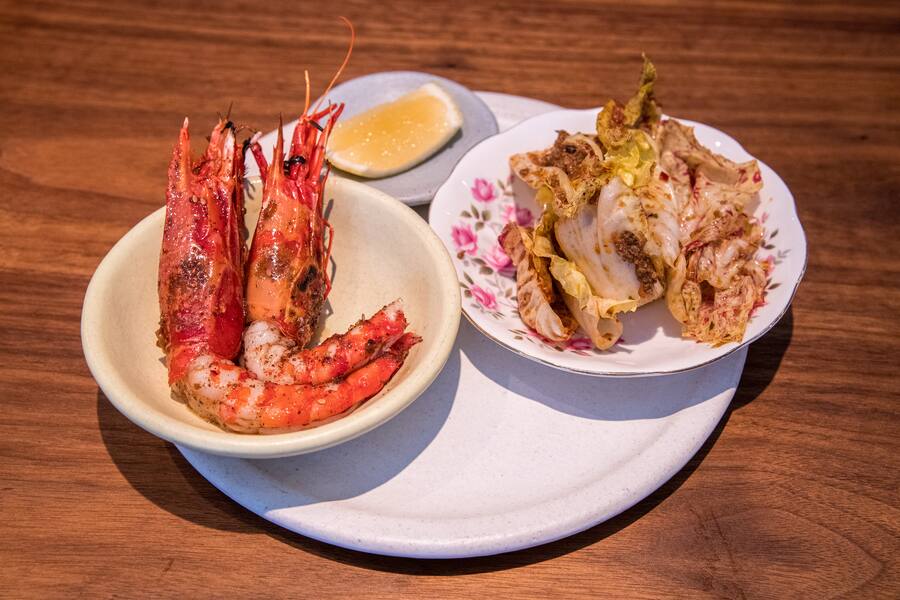 Grillierte Riesengarnele, Butter mit afrikanischer Gewürzmischung, Salat mit PX-Sauce auf Enten-Anchovis-Basis