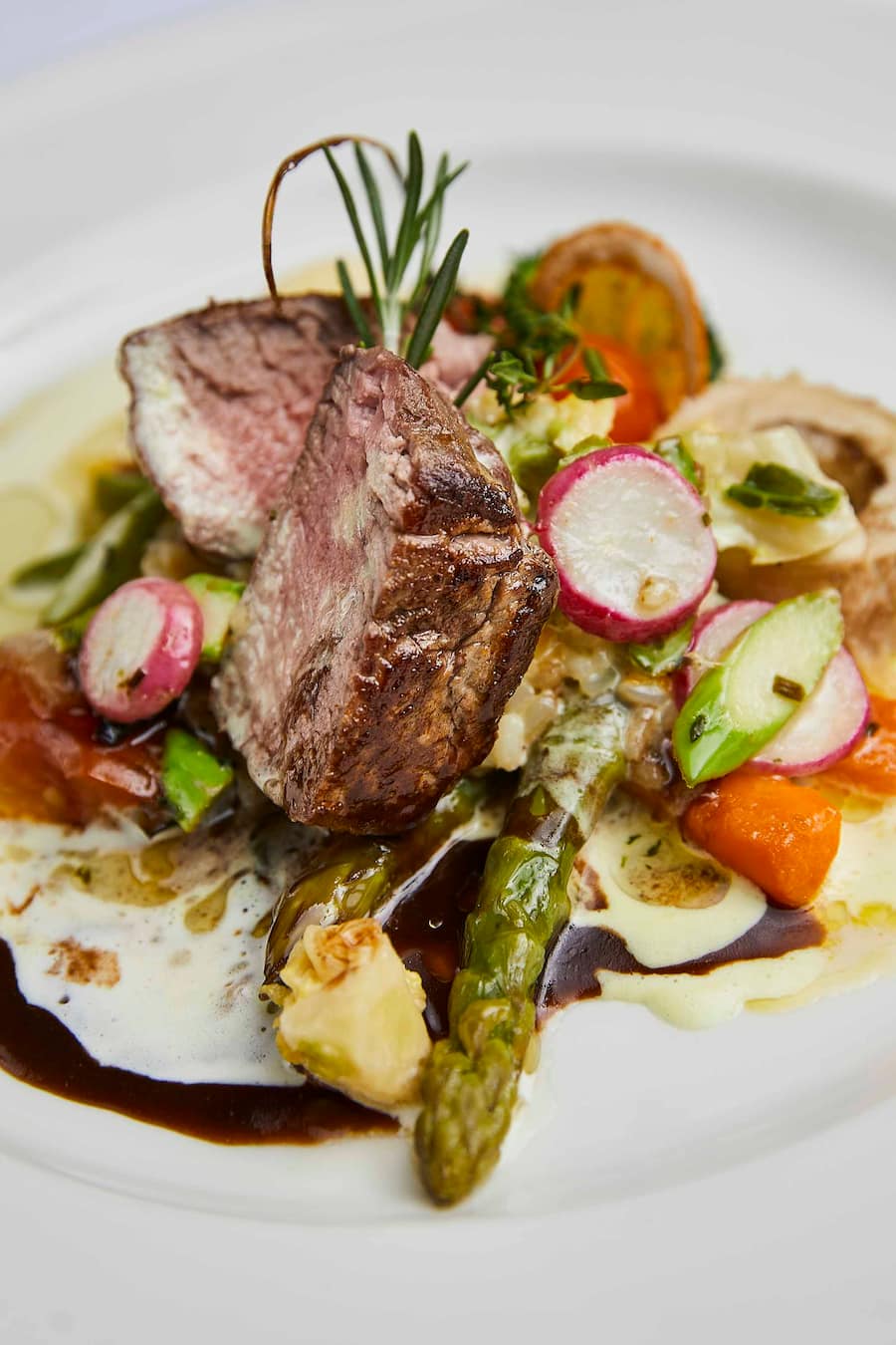 Rindsfilet Bordelaise gebraten auf Kübrisrisotto, farbiges Gemüse und Balsamicojus. Restaurant Chez Renate, Renate Steiner, Ilgenweidstrass 6, CH-8840 Einsiedeln, 09.03.2020. Foto Lucia Hunziker