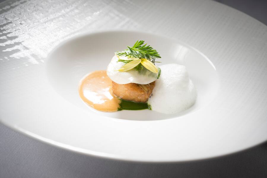 Lausanne.Beau-rivage palace.Soirée gastronomique à 4 mains le chef Andreas Caminada invité chez Anne-Sophie PicsPlat Caminada. Ris de veau,persil ,pickles de légumes