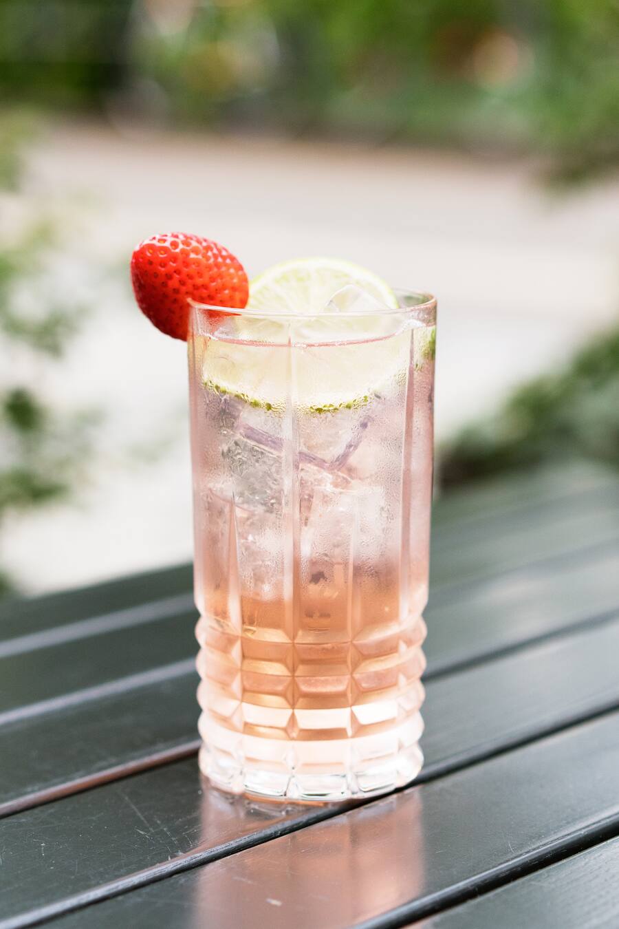 Cocktails in der Pop-Up Bar Riva beim Schanzengraben auf der Terrasse des roots @ Balboa in der Nähe des Paradeplatz Zürich