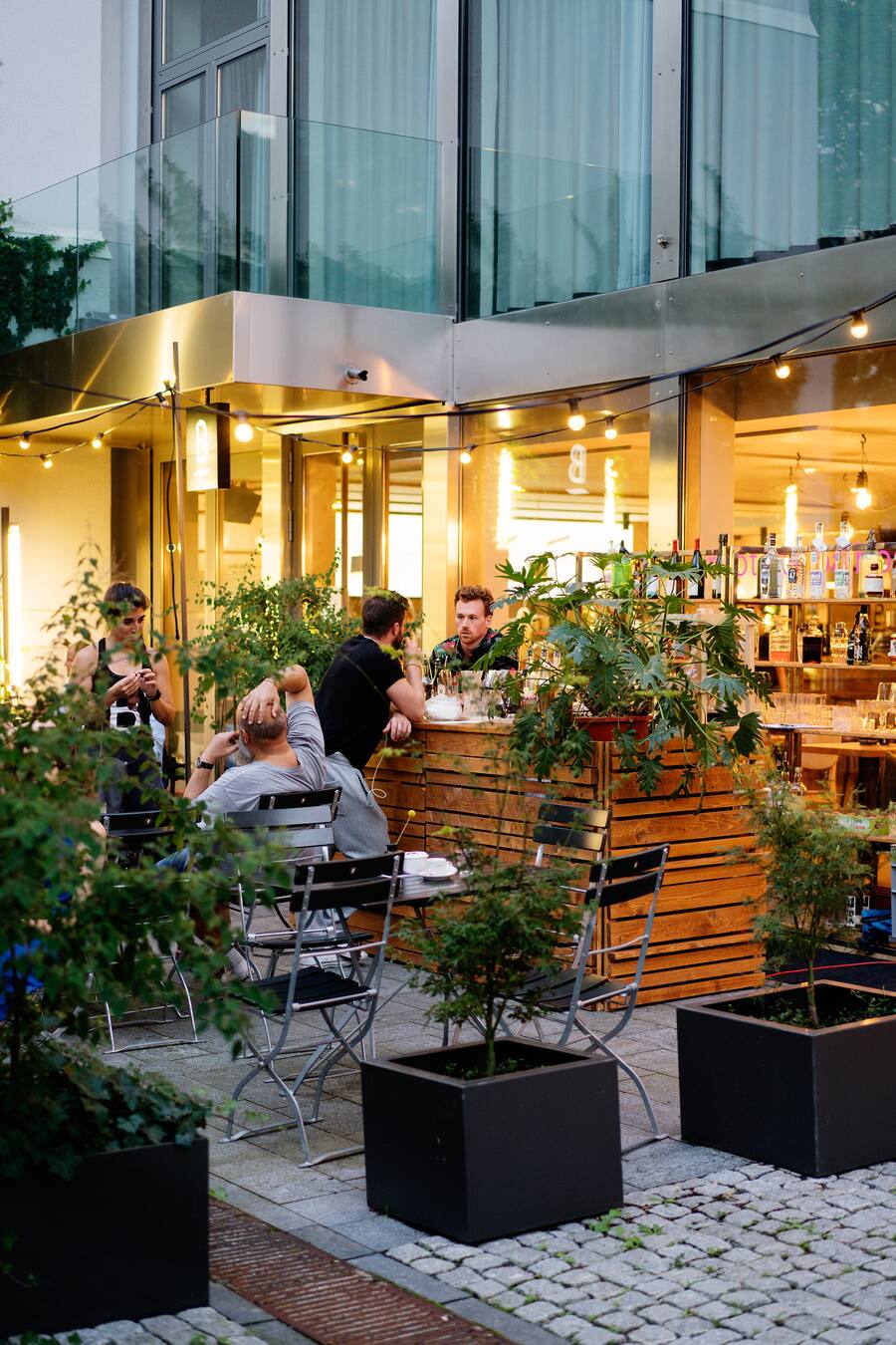 Pop-Up Bar Riva beim Schanzengraben auf der Terrasse des roots @ Balboa in der Nähe des Paradeplatz Zürich